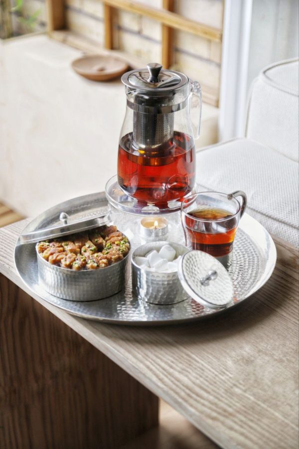 ظرف مسی گیسو؛ باقلوا خوری و ظرفی لوکس برای سرو و پذیرایی ظرف مسی گیسو یکی از شیک‌ترین ظروف مسی است که با طراحی زیبا و کیفیت عالی، برای سرو باقلوا، شیرینی، آجیل و انواع خوراکی‌ها مناسب است. این ظرف لوکس، علاوه بر کارایی بالا، به دکوراسیون میز پذیرایی شما جلوه‌ای خاص می‌بخشد. ویژگی‌های ظرف مسی گیسو جنس باکیفیت: ساخته شده از مس خالص با پرداختی ظریف و ماندگار. طراحی مدرن و شیک: مناسب برای استفاده در پذیرایی‌های رسمی و روزمره. کاربرد چندمنظوره: قابل استفاده برای سرو باقلوا، میوه، شیرینی، آجیل و حتی غذاهای سبک. ظاهر لوکس: جلوه‌ای منحصربه‌فرد که ترکیبی از اصالت و زیبایی را به نمایش می‌گذارد. چرا ظرف گیسو؟ ظرف مسی گیسو با طراحی خاص و کیفیت برتر، گزینه‌ای عالی برای کسانی است که به دنبال زیبایی و کارایی در ظروف پذیرایی هستند. این ظرف می‌تواند تجربه پذیرایی شما را ارتقا داده و میز شما را به کانون توجه تبدیل کند. خرید ظرف مسی گیسو برای خرید ظرف مسی گیسو و مشاهده دیگر ظروف مسی خاص، به وب‌سایت rittongallery.ir مراجعه کنید و با انتخاب این محصول، به خانه خود اصالت و زیبایی ببخشید.
