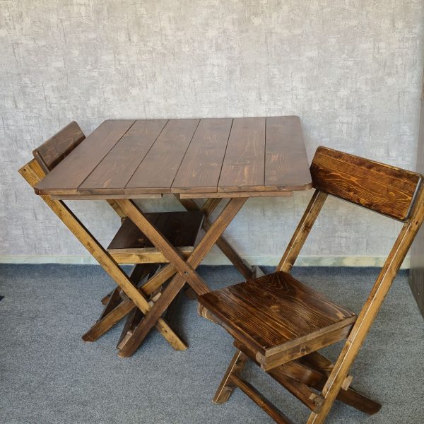 میز چوبی تاشو ضد آب با طراحی زیبا، در دو سایز 70x70 و 90x90، مناسب برای استفاده در فضای باز مانند تراس، حیاط و ویلا